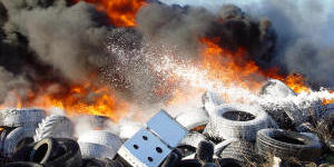 Vatrogasci pjenom poku�avaju sprije�iti �irenje po�ara