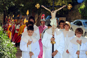 Povorka �udija kre�e prema crkvi