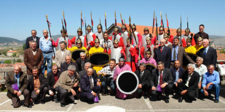 Zajedni�ka fotografija svih nara�taja. Najstariji g. Ivo Marti� ro�en je 1921., a najmla�i Ilija Brozovi� 1991.