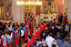 Sve�ano postrojavanje u crkvi