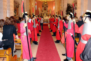 Najmla�i �lanovi na ulazu u crkvu