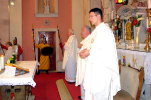 ... uz koncelebraciju fra Bo�e Lovri�a, fra Mirka Buljca i fra Domagoja Volarevi�a